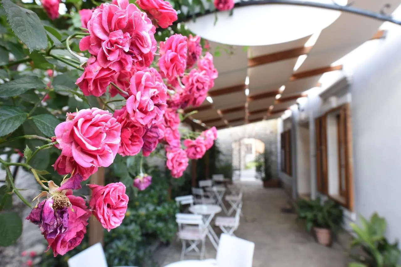 Rose Garden Hotel Shkoder 3*,